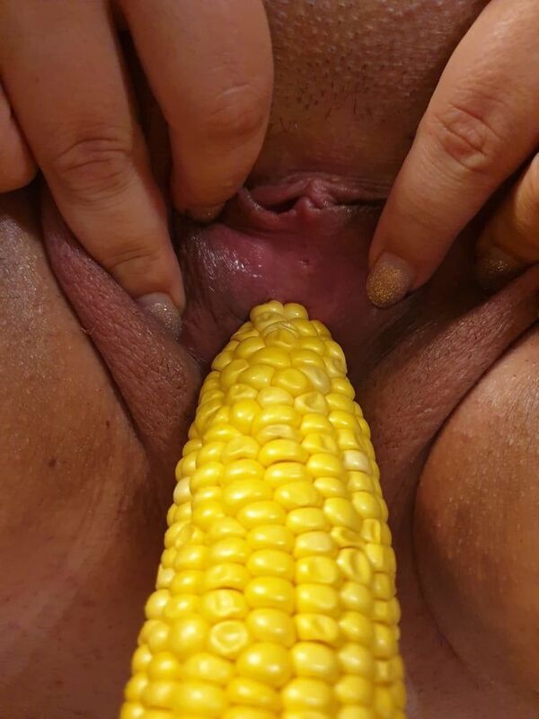 10586