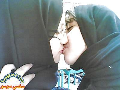 قبلات-محجبات-سحاقيات-2.jpg