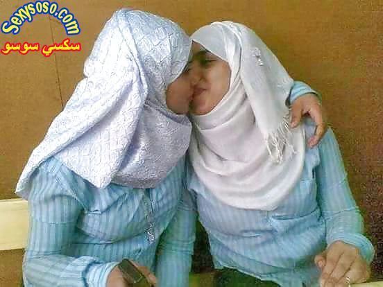 صور-ليز-محجبات-قبلات-رومانسية-3.jpg
