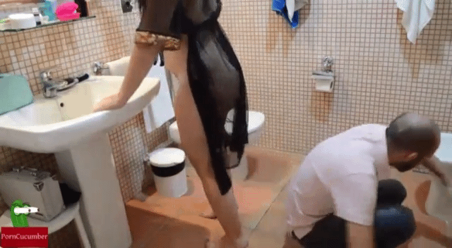 بتفرك طيزها بوجهه_5.gif