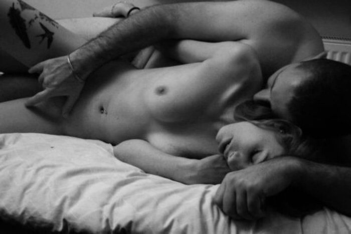 1639408279_11-pornotaran-com-p-porno-golaya-para-spit-12.jpg