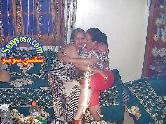 دلع-البنات-المثليات-على-بعضها-3.jpg