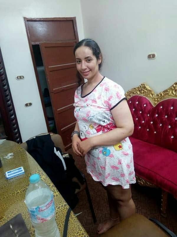 عراقية شرموطة تنظف المكتب وتعرض طيازها الكبيرة الفشيخة 