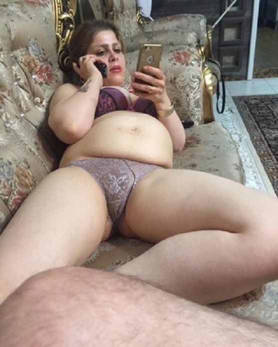 مصري يصورلنا عاهرة ساخنة في بيته عارية2.jpg