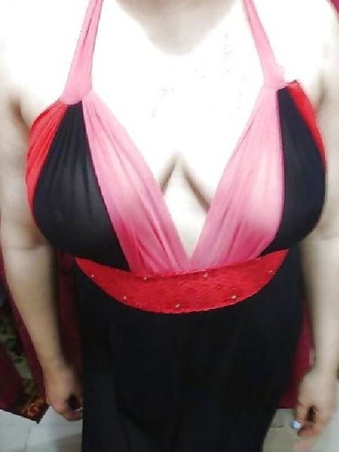  بيعرض لنا لحم مراته البلدى المطبرخه وهى ماسكه الصناعى وهو راشق زبه فطيزها وكاتب ع طيزها زوجتى...jpg