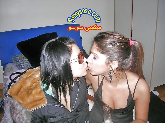 بنات-عرب-بيبوسو-بعض-بالفم-و-الشفايف-24.jpg