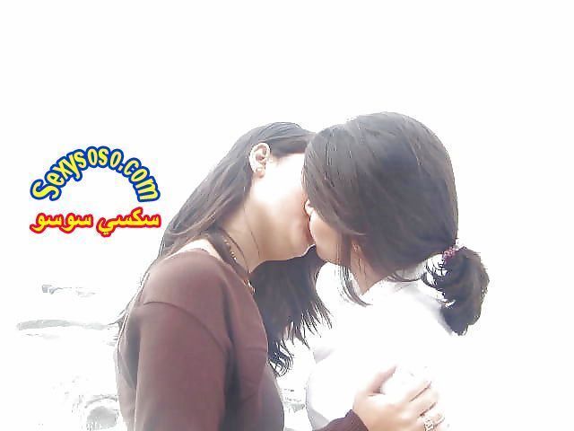 بنات-عرب-بيبوسو-بعض-بالفم-و-الشفايف-22.jpg