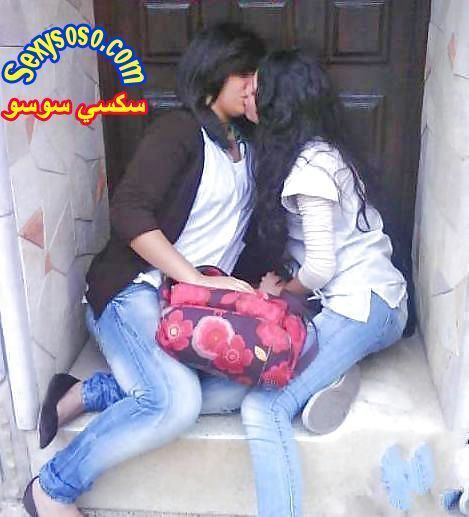 بنات-عرب-بيبوسو-بعض-بالفم-و-الشفايف-4.jpg