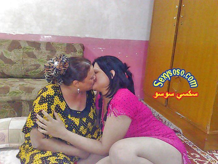 بنات-عرب-بيبوسو-بعض-بالفم-و-الشفايف-16.jpg