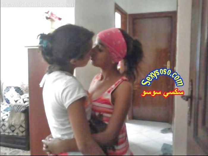 بنات-عرب-بيبوسو-بعض-بالفم-و-الشفايف-18.jpg