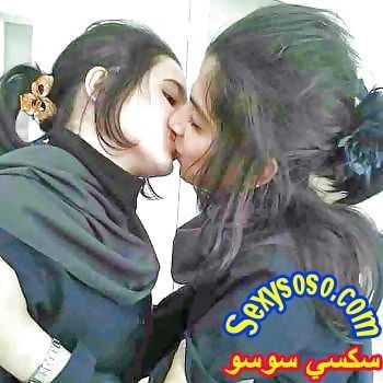 قبلات-بنات-شواذ-عرب-4.jpg