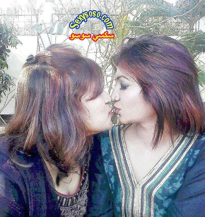 قبلات-بنات-شواذ-عرب-8.jpg