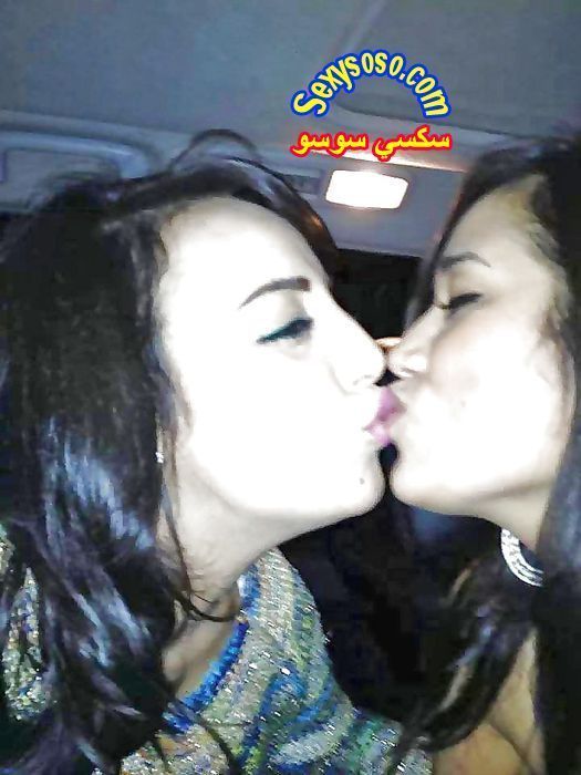 بنات-عرب-بيبوسو-شفايف-بعض-4.jpg